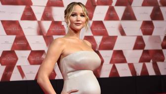 Jennifer Lawrence präsentiert ihren Babybauch in einer eleganten Robe